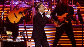 Captan a Luis Miguel emocionado hasta las lágrimas tras último concierto en Movistar Arena Captan a Luis Miguel emocionado hasta las lágrimas tras último concierto en Movistar Arena