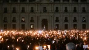 Mujeres realizan vigilia silenciosa en La Moneda por los 50 años del Golpe de Estado Mujeres realizan vigilia silenciosa en La Moneda por los 50 años del Golpe de Estado
