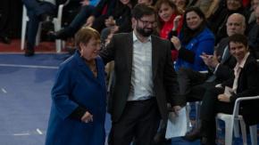 Lo que hay tras el llamado de Bachelet al oficialismo a “no tirar la toalla” en el proceso constituyente (y la alerta que prendió Boric) Lo que hay tras el llamado de Bachelet al oficialismo a “no tirar la toalla” en el proceso constituyente (y la alerta que prendió Boric)