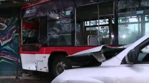 "Parecía un terremoto": Micro termina incrustada en local comercial tras chocar con auto que habría sido robado "Parecía un terremoto": Micro termina incrustada en local comercial tras chocar con auto que habría sido robado