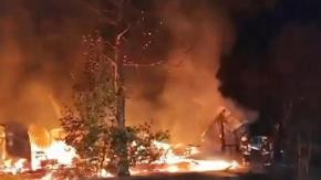 Atentado en Ercilla: Un galpón y cuatro camiones resultaron quemados Atentado en Ercilla: Un galpón y cuatro camiones resultaron quemados