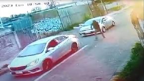 El momento en que funcionaria de la PDI repele a balazos el robo del auto de su padre en La Florida