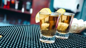 Clausuran bares que recogían sobras de bebidas dejadas por los clientes y volvían a servirlas Clausuran bares que recogían sobras de bebidas dejadas por los clientes y volvían a servirlas