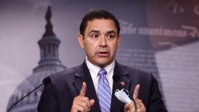 Tipo "portonazo": roban auto a congresista Henry Cuellar de EEUU frente a su casa en Washington Tipo "portonazo": roban auto a congresista Henry Cuellar de EEUU frente a su casa en Washington