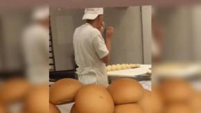 Rechazan demanda de panadero que fue despedido por lamer masa de pan en supermercado Rechazan demanda de panadero que fue despedido por lamer masa de pan en supermercado
