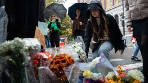 Muerte de Matthew Perry: Fanáticos de "Friends" dejan ofrendas afuera de edificio que aparecía en la serie Muerte de Matthew Perry: Fanáticos de "Friends" dejan ofrendas afuera de edificio que aparecía en la serie
