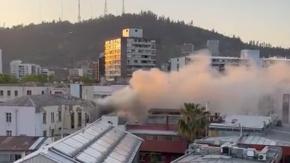 Bomberos combate incendio en Hospital Calvo Mackenna de Providencia