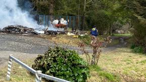 Sujetos queman cabañas y oficina de piscicultura de Cunco en nuevo atentado incendiario