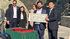Presidente Boric visita la Gran Muralla China y deja mensaje: "Nuestros respetos por su historia y futuro" Presidente Boric visita la Gran Muralla China y deja mensaje: "Nuestros respetos por su historia y futuro"