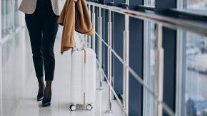 Estudiante es sentenciada a cárcel por tocar el brazo a guardia de seguridad en aeropuerto de Dubái Estudiante es sentenciada a cárcel por tocar el brazo a guardia de seguridad en aeropuerto de Dubái