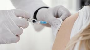 Denuncian negligencia médica en escuela de Punta Arenas: 20 alumnos fueron vacunados con dosis equivocada Denuncian negligencia médica en escuela de Punta Arenas: 20 alumnos fueron vacunados con dosis equivocada