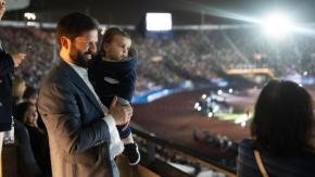 "Es un tremendo tío": Cuñada de Presidente Boric lo defendió tras críticas por tener a su sobrino en ceremonia de Santiago 2023 "Es un tremendo tío": Cuñada de Presidente Boric lo defendió tras críticas por tener a su sobrino en ceremonia de Santiago 2023