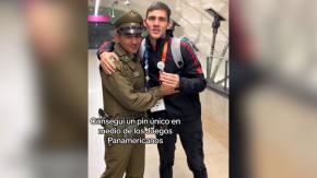 "¿Fue un buen cambio?": Reportero colombiano intercambia pin de Fiu por insignia de Carabineros "¿Fue un buen cambio?": Reportero colombiano intercambia pin de Fiu por insignia de Carabineros