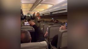 VIDEO | Chilenos cantan himno nacional en primer vuelo humanitario desde Israel VIDEO | Chilenos cantan himno nacional en primer vuelo humanitario desde Israel