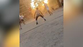 Hombre muere desnucado tras ser levantado por sus compañeros en partido de voleibol Hombre muere desnucado tras ser levantado por sus compañeros en partido de voleibol