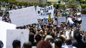 Policía blanco de EEUU es declarado no culpable por muerte de joven negro en 2019 Policía blanco de EEUU es declarado no culpable por muerte de joven negro en 2019