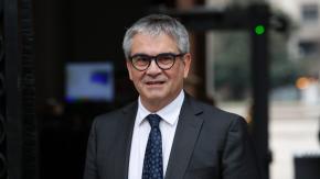 Caída del precio del dólar: Marcel sostiene que "es probable" que bajen las bencinas en las próximas semanas