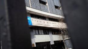Alumno del Instituto Nacional sufrió graves quemaduras por manipular bomba molotov: Fue detenido