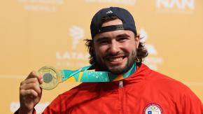 Cumplió su palabra: Así luce Lucas Nervi tras teñirse el pelo rosado por ganar medalla de oro en Santiago 2023
