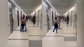 El emotivo abrazo de niño secuestrado por Hamás al encontrarse con su padre tras ser liberado El emotivo abrazo de niño secuestrado por Hamás al encontrarse con su padre tras ser liberado