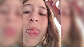 ¿Sin pelos en la lengua?: Madre comparte curioso caso de su hija a quien se le amarró un cabello a una papila gustativa ¿Sin pelos en la lengua?: Madre comparte curioso caso de su hija a quien se le amarró un cabello a una papila gustativa