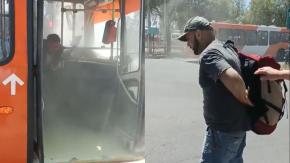 Graban violenta agresión a conductor de bus Red por parte de pasajero: Le pidió pagar su pasaje Graban violenta agresión a conductor de bus Red por parte de pasajero: Le pidió pagar su pasaje