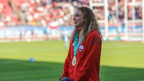 Su madre le entregó la medalla entre lágrimas: La emotiva premiación a Martina Weil en Santiago 2023 Su madre le entregó la medalla entre lágrimas: La emotiva premiación a Martina Weil en Santiago 2023