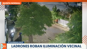 Captan a dos sujetos robando luminaria en Quinta Normal