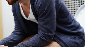 La razón por la que los hombres deberían orinar sentados 