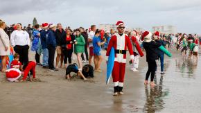 Viejitos Pascueros surfistas se tomaron una playa de EE.UU. por una buena causa en Navidad Viejitos Pascueros surfistas se tomaron una playa de EE.UU. por una buena causa en Navidad