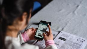 Proyecto busca prohibir uso de celulares en colegios: ¿En qué cursos aplicaría?