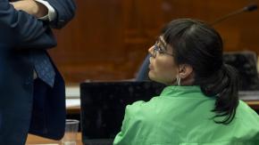 Karina Oliva queda con arresto domiciliario nocturno y arraigo nacional tras formalización Karina Oliva queda con arresto domiciliario nocturno y arraigo nacional tras formalización