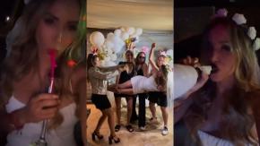 En limusina, con champaña y rodeada de sus amigas: Así fue la alocada despedida de soltera de Marité Matus En limusina, con champaña y rodeada de sus amigas: Así fue la alocada despedida de soltera de Marité Matus