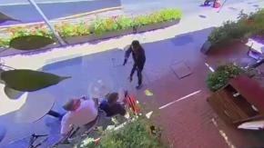 Ladrones venían en una moto: Captan violento asalto a turistas extranjeros en Las Condes Ladrones venían en una moto: Captan violento asalto a turistas extranjeros en Las Condes