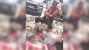 "Insalubre" y "asqueroso": Captan a sujeto vendiendo conejos faenados que despellejaba en plena vía pública de Valparaíso
