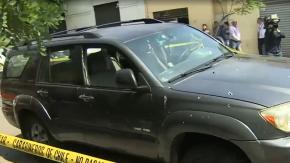 Abandonan auto con al menos 35 impactos de bala en el centro de Santiago Abandonan auto con al menos 35 impactos de bala en el centro de Santiago