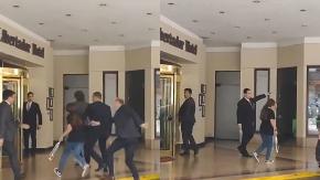 Niña de 13 años intentó regalarle una flor a Javier Milei y seguridad lo impidió: momento se volvió viral y generó diversas reacciones Niña de 13 años intentó regalarle una flor a Javier Milei y seguridad lo impidió: momento se volvió viral y generó diversas reacciones