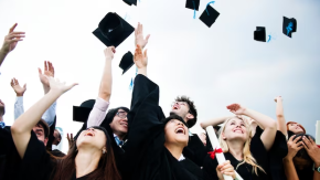 Mujer se graduó a los 50 años del colegio y los hijos no acudieron a la ceremonia