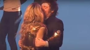 Javier Milei sorprende con apasionado beso con su novia en pleno show de comedia