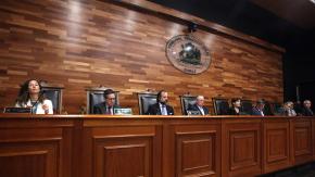 Comisión de Hacienda rechaza aumentar el sueldo en $3,5 millones a ministros del TC Comisión de Hacienda rechaza aumentar el sueldo en $3,5 millones a ministros del TC