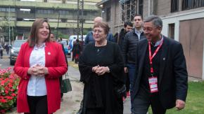 “No le debe explicaciones a nadie”: Partidos de gobierno respaldan a expresidenta Bachelet por rol en campaña del “En Contra” “No le debe explicaciones a nadie”: Partidos de gobierno respaldan a expresidenta Bachelet por rol en campaña del “En Contra”