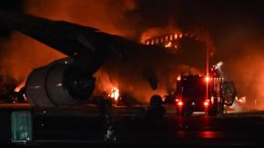 Cinco personas murieron en el impresionante choque de aviones registrado en un aeropuerto de Japón Cinco personas murieron en el impresionante choque de aviones registrado en un aeropuerto de Japón