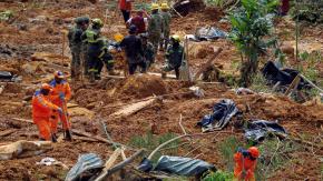 Aluvión en Colombia: Con perros y retroexcavadoras buscan a diez desaparecidos Aluvión en Colombia: Con perros y retroexcavadoras buscan a diez desaparecidos