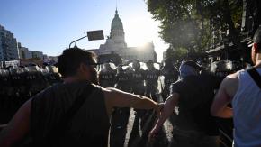 Reportan detención de chileno en medio de protestas por "Ley Ómnibus" en Argentina Reportan detención de chileno en medio de protestas por "Ley Ómnibus" en Argentina