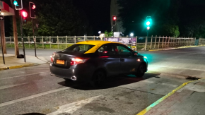 Conductor en estado de ebriedad se quedó dormido y bloqueó una calle con su taxi Conductor en estado de ebriedad se quedó dormido y bloqueó una calle con su taxi
