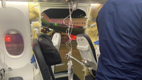 Profesor encontró en su casa la puerta perdida por un avión en pleno vuelo Profesor encontró en su casa la puerta perdida por un avión en pleno vuelo