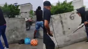 Sujetos se graban atacando con armas de fuego y explosivos un edificio de la Policía en Ecuador Sujetos se graban atacando con armas de fuego y explosivos un edificio de la Policía en Ecuador