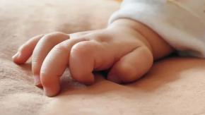 Niño de 2 años muere de hambre tras pasar cinco días junto al cadáver de su padre Niño de 2 años muere de hambre tras pasar cinco días junto al cadáver de su padre