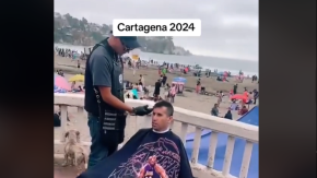 Viralizan video de hombre cortando el pelo a otro en Cartagena