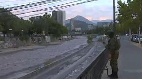 Detienen a tres menores de edad que se lanzaron al río Mapocho tras robar en Providencia: escapaban de Carabineros Detienen a tres menores de edad que se lanzaron al río Mapocho tras robar en Providencia: escapaban de Carabineros